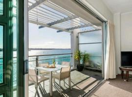 Life on Water- Princes Wharf apartment with fabulous views，位于奥克兰国家海事博物馆附近的酒店