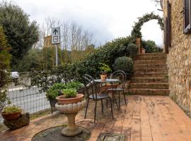 Enchanting Flat with Patio in Abbadia a Isola，位于蒙特里久尼的公寓