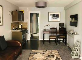 Nr WINDSOR stunning 1 bedroom self contained property in Burnham near Heathrow，位于伯纳姆的酒店