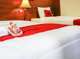 RedDoorz Plus @ Taman Madiun，位于茉莉芬的酒店