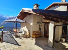 Independent chalet with breathtaking view，位于Villar Pellice的民宿