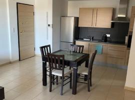 Superbe appartement avec parking privé, proche commerces et mer，位于卢恰纳的酒店