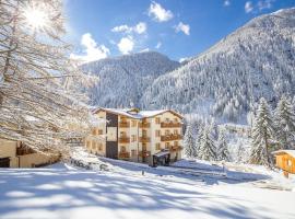 Residence Hotel Santa Maria piscina e wellness，位于佩约方缇Doss dei Cembri Quad Ski Lift附近的酒店
