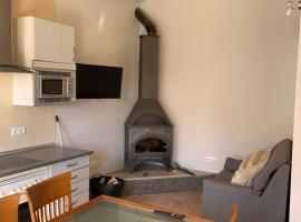 Agradable casa con chimenea y patio totalmente privado，位于Barahona的酒店