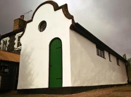 Old Fire Station - quaint and quirky little home，位于布兰登唯亭城堡附近的酒店