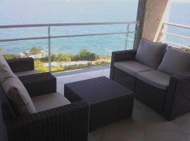Appartement F3(70m²) vue sur la mer，位于Luri的酒店