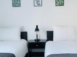 Cheerful 5-bedroom with free parking，位于布里斯托的酒店