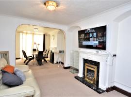 London Deluxe 3 Bedroom House with parking space，位于达格纳姆的酒店