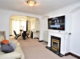 London Deluxe 3 Bedroom House with parking space