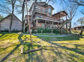 Family Home w/ Boat Dock, Fire Pit + Balcony，位于Trinity的酒店