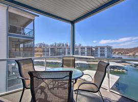 Boat Slip, Views Waterfront Lake Ozark Condo!，位于奥沙克湖的酒店