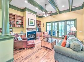 Chic Bluffton Cottage with Yard, 7 Mi to Beach!，位于布拉夫顿的酒店