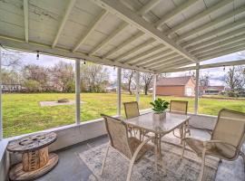 Lake Eufaula Retreat with Fire Pit, Near Main St!，位于Eufaula的酒店