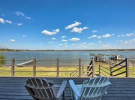 Modern Cedar Creek Lake Retreat with Panoramic View!，位于Malakoff的酒店