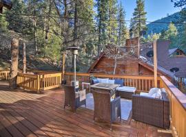 Peaceful and Idyllic Forest Cabin with Pool Table，位于Pine Mountain Club的酒店