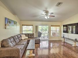 Peaceful Lehigh Acres Home with Grill and Lanai!，位于利哈伊埃克斯的酒店