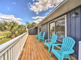 Sunny Edisto Island Duplex - Half Mile to Beach!，位于埃迪斯托艾兰的酒店