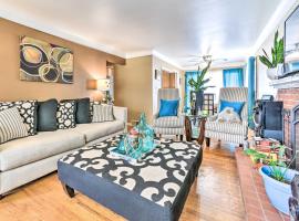Detroit Home with Pool and Yard, 15 Mi to Downtown!，位于Redford的酒店