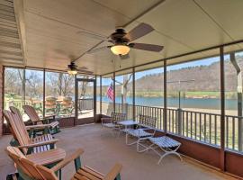 Scenic Riverview Getaway with Screened Porch!，位于Norfork的酒店
