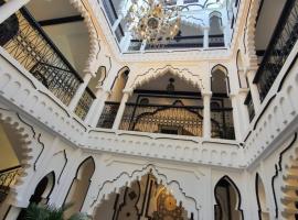 Riad El Palacio & Spa Chaouen，位于舍夫沙万的摩洛哥传统庭院
