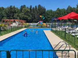 Cabañas, canchas de pádel, básquet, voley, juegos infantiles y más