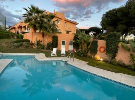 Marbella Deluxe Rooms in Royal Cabopino Townhouse，位于马贝拉的民宿