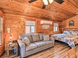 Beautiful New Bern Studio Cabin with Fire Pit!，位于新伯尔尼的酒店