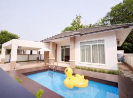 Blue cat Pool Villa，位于尖竹汶的度假屋