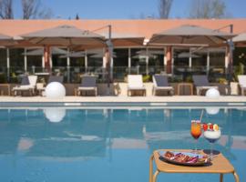 Hôtel Mount Venturi - Aix-En-Provence Sainte-Victoire - Bar & Restaurant & Padel，位于鲁塞的酒店