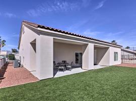 Bright Home with Yard, 4 Mi to Colorado River!，位于Fort Mohave的酒店