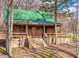Quaint Lakeside Cabin with Pond and Fire Pit!，位于Lewisburg的酒店