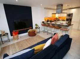 Bath Luxury City Centre 4 Bedroom Townhouse, Sleeps 8, Easy Parking, Private Courtyard Garden, by EMPOWER HOMES