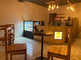 द Gud Chaha Cafe & Homestay，位于Chaukori的酒店