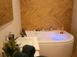 Apartament z Sauna i Jacuzzi，位于拉多姆的酒店