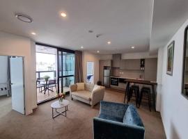 Modern, Central City, Penthouse Floor Apartment.，位于奥克兰Auckland Council附近的酒店