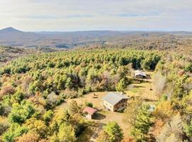 Lodges at Buffalo Mountain- 168 private acres，位于Floyd的度假屋