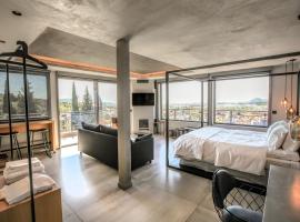 Meteora Heaven and Earth premium suites - Adults Friendly，位于卡兰巴卡的带按摩浴缸的酒店