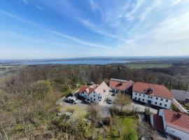 Hotel Kreuzbergbaude beim Berzdorfer See mit Wohlfühl Sauna，位于格尔利茨的酒店