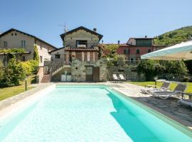 Country house with pool and outbuilding Fivizzano by VacaVilla，位于Terenzano的乡间豪华旅馆