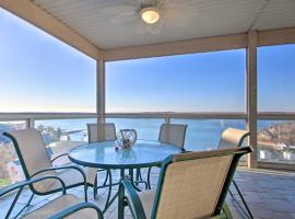 Lake Ozark Condo with Balcony and Water Views!，位于奥沙克湖的酒店
