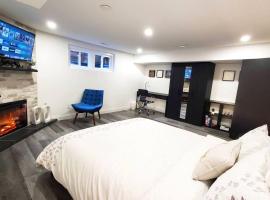 Renovated Guest Suite Near The Lake & High Park in Toronto!，位于多伦多Keele Subway Station附近的酒店