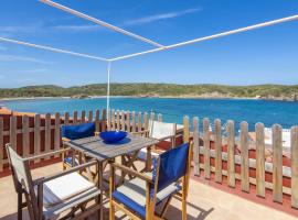 Fantástico apartamento frente al mar en Menorca，位于Es Grau法瓦里特灯塔附近的酒店