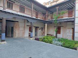 La Casona del Asno，位于阿尔卡拉德荷那利斯圣伯纳德修道院附近的酒店