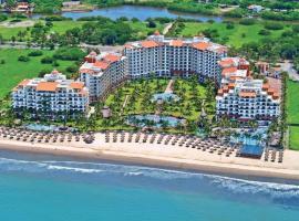 Beachfront 2 bedroom Condo in Playa Royale Resort, Nuevo Vallarta，位于新巴利亚塔的酒店