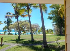 Grand studio 4 pers superbe vue mer et cocotiers dans Village Vacances Sainte-Anne plage à - 30 m，位于圣安尼的酒店
