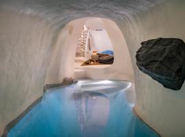 Mystagoge Retreat with subterranean pool/jacuzzi，位于弗通的别墅