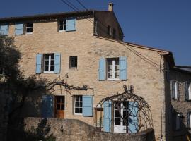 Beautiful house with swimming pool in the historic center，位于福卡尔基耶的酒店