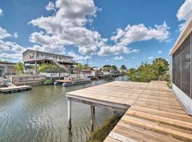 Sunny Hudson Escape with Gulf Views and Boat Dock，位于哈得逊的酒店