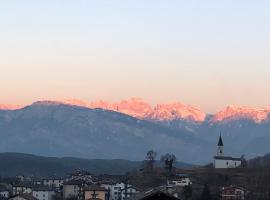 Appartamento luminoso, giardino, vista Dolomiti.，位于巴塞尔加·迪·皮纳的酒店