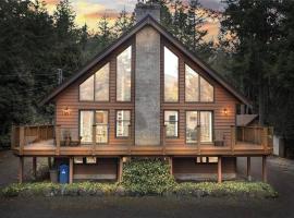 Chalet Style Cottage near Shawnigan Lake，位于Shawnigan Lake的酒店